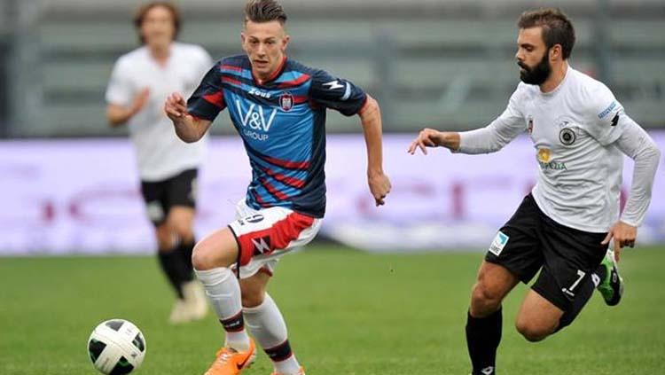 Federico Bernardeschi (kiri) saat masih bermain untuk Crotone. Copyright: altervista.org