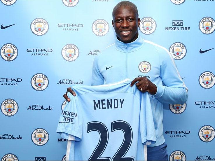 Benjamin Mendy menjadi bek sayap terbaru Manchester City. Copyright: Twitter/Manchester City