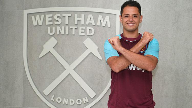 Javier Hernandez telah resmi berkostum West Ham United. Copyright: Indosport.com