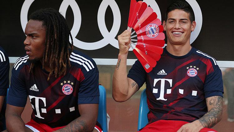 Renato Sanches duduk manis bersama James Rodriguez. Copyright: Indosport.com