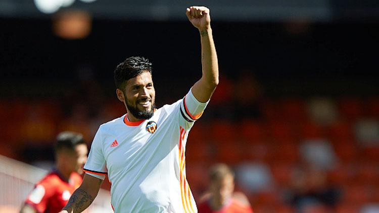 Inter Milan dan AS Roma dikabarkan siap adu sikut demi bisa mendapatkan tanda tangan Ezequiel Garay yang saat ini dilaporkan bersatatus bebas transfer.