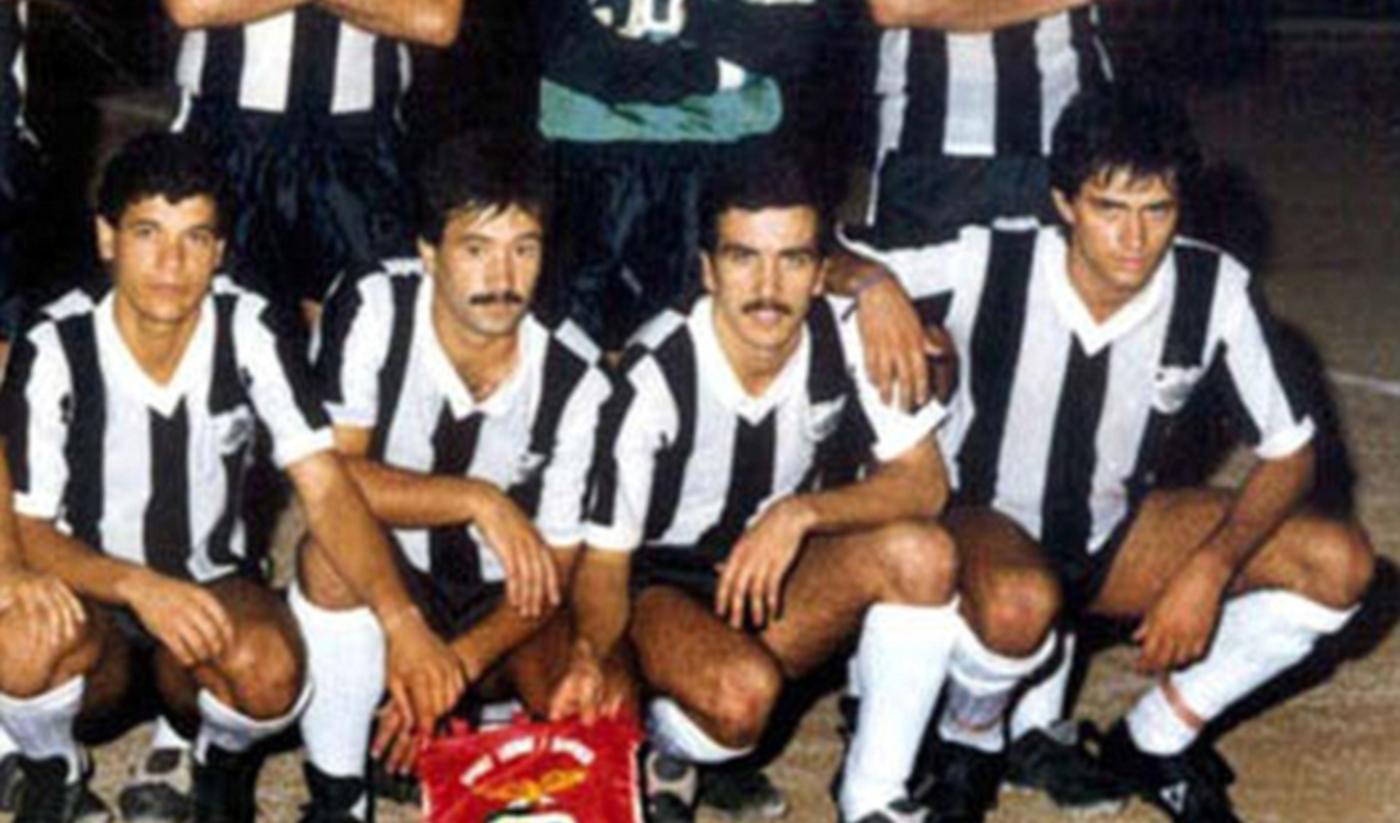 Jose Mourinho (bawah, paling kanan) saat masih menjadi pemain sepakbola untuk Comercia e Industrio tahun 1987. Copyright: pollemma.com