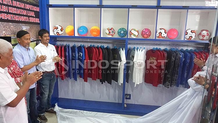 Nilmaizar di acara pembukaan toko perlengkapan olahraganya. Copyright: Taufik Hidayat/INDOSPORT