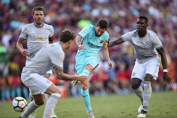 Lionel Messi (tengah) kerap kali dilanggar oleh para pemain Man United. Copyright: INDOSPORT