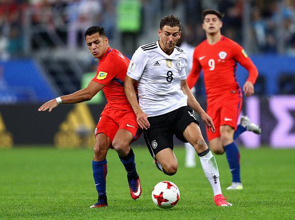 Goretzka (kanan) berduel dengan Alexis Sanchez saat memperkuat Timnas Jerman. Copyright: INDOSPORT