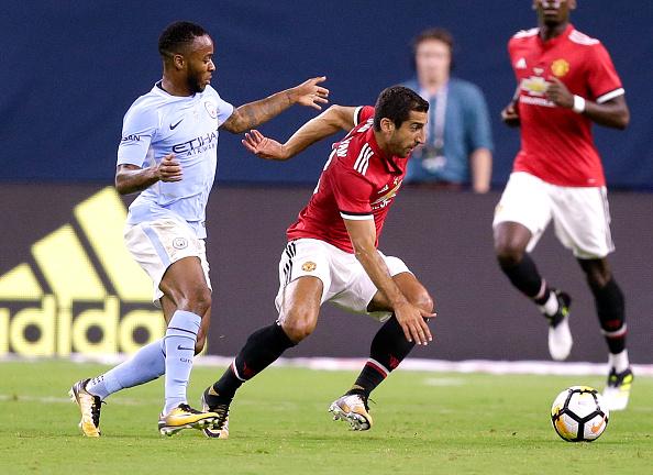 Henrikh Mkhitaryan (kanan) dikawal ketat oleh Raheem Sterling Copyright: INDOSPORT