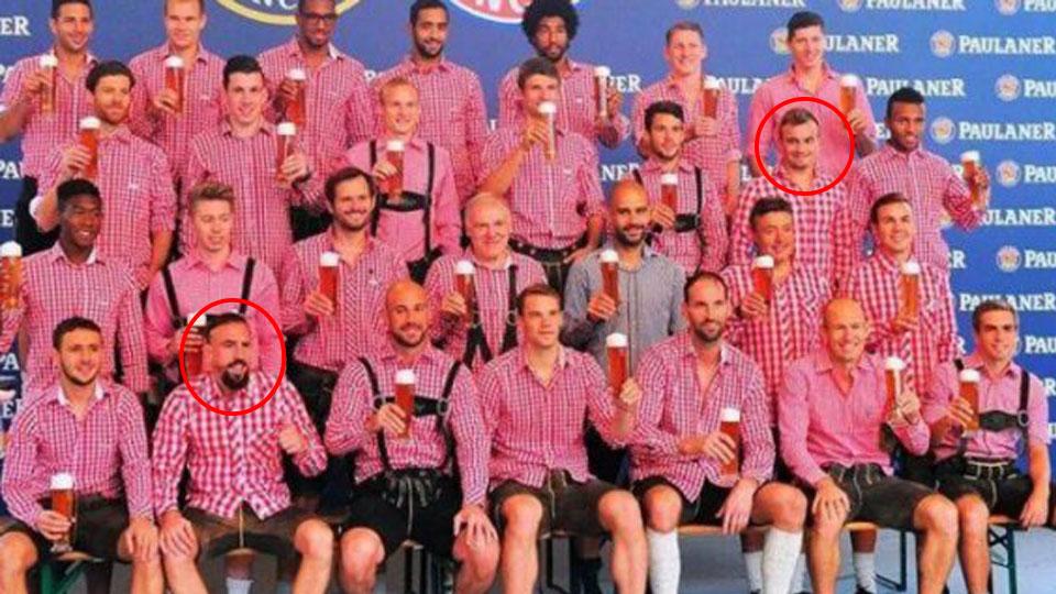 Frank Ribery dan Xherdan Shaqiri menolak untuk memegang gelas bir pada acara Oktoberfest tahun 2014 lalu. Copyright: DailyStormer