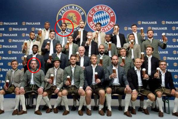Frank Ribery dan Mehdi Benatia (lingkar merah) menolak memegang bir saat foto bersama Bayern Munchen di musim 2015/16 lalu. Copyright: AboutIslam
