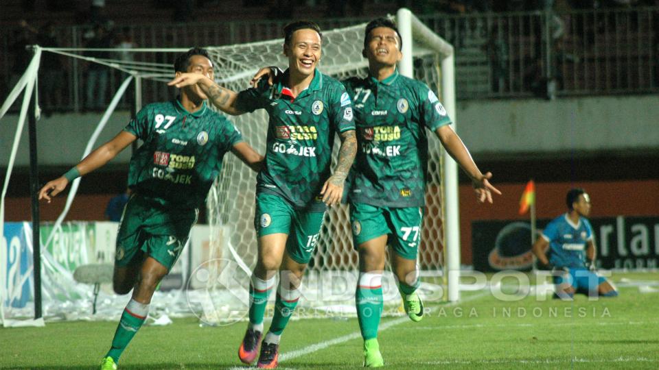 Pahlawan kemenangan PSS Sleman atas Persibangga Purbalingga, Dirga Lasut (tengah). Copyright: Prima Pribadi/INDOSPORT