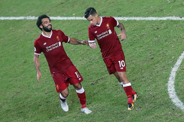 Mohamed Salah menghampiri Coutinho pasca mencetak gol ke gawang Leicester. Copyright: INDOSPORT