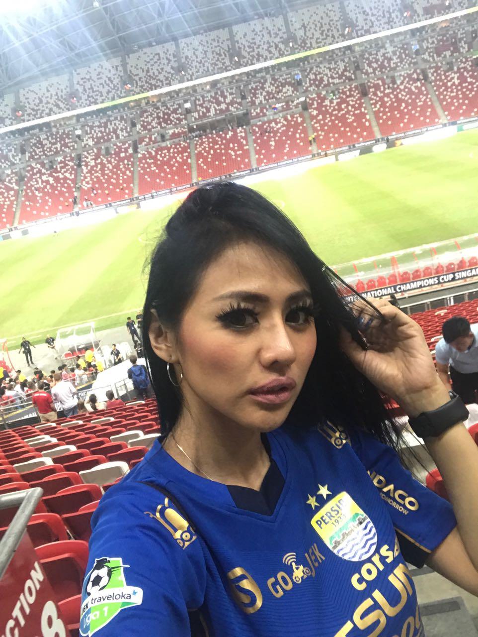 Jelly Jelo mengenakan jersey Persib, kala menyaksikan Inter Milan vs Bayern Munchen di Singapura. Copyright: Instagram/@jellyjel0