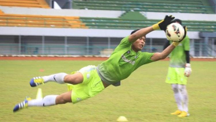 Penampilan Ali Budi Raharjo saat menjadi kiper Martapura FC.