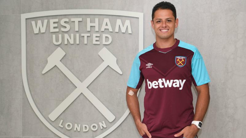 Chicharito mengenakan jersey West Ham dengan sponsor utama terpampang di depannya, betWay. Copyright: INDOSPORT