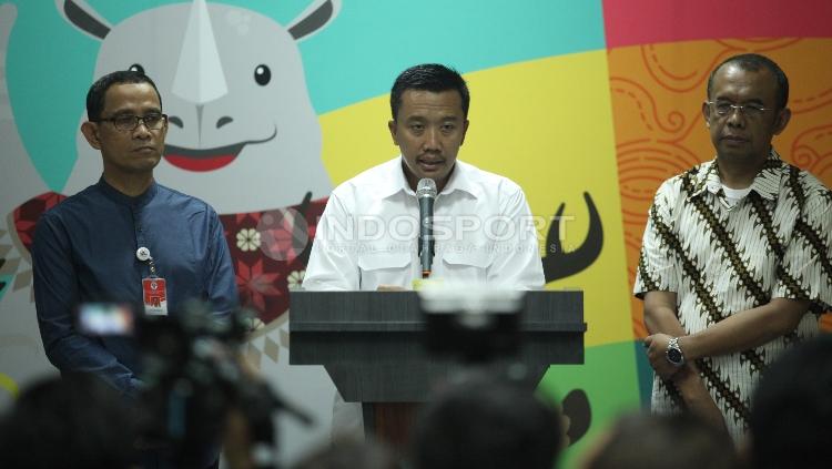 Imam Nahrawi saat memberikan pidato dalam jumpa pers tentang kondisi sepakbola Indonesia. Copyright: Herry Ibrahim/INDOSPORT