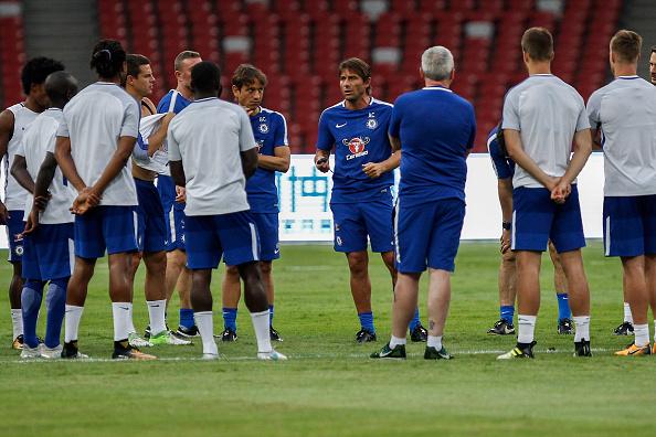 Antonio Conte saat memberikan arahan dalam latihan bersama skuat Chelsea. Copyright: INDOSPORT