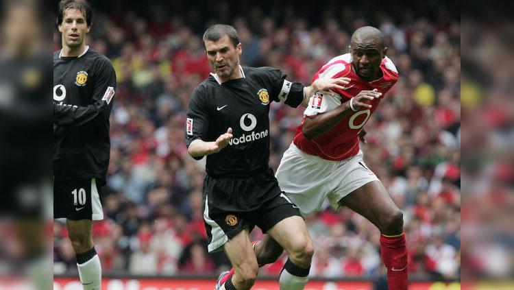 Roy Keane vs Patrick Vieira ketika berduel di Highbury. Copyright: Indosport.com