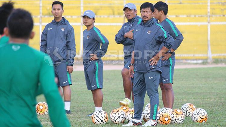 Indra Sjafri memberikan instruksi di sesi latihan Timnas Indonesia U-19 di Stadion H Agus Salim. Copyright: Taufik Hidayat/INDOSPORT