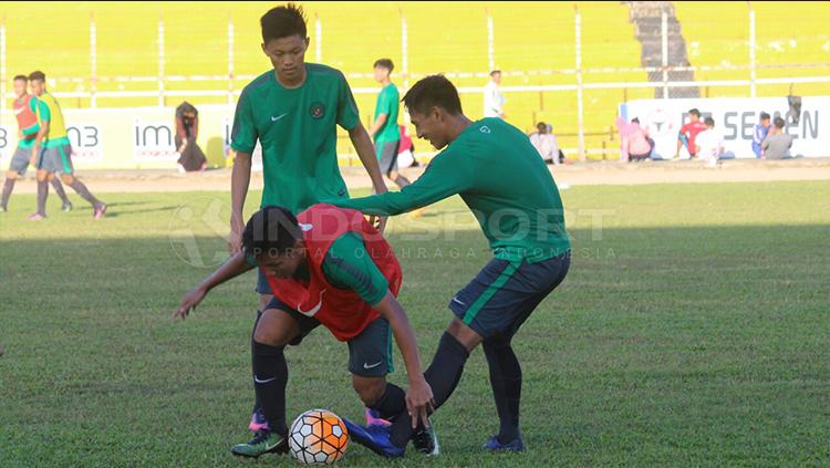 Latihan Timnas U-19 jelang laga uji coba lawan PSP Padang. Copyright: Taufik Hidayat/INDOSPORT