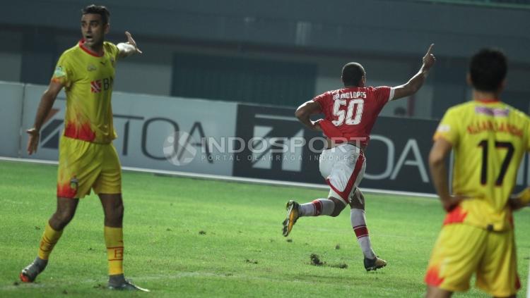 Bruno Lopes melakukan selebrasi usai membobol gawang Bhayangkara FC. FOTO: INDOSPORT/Herry Ibrahim.