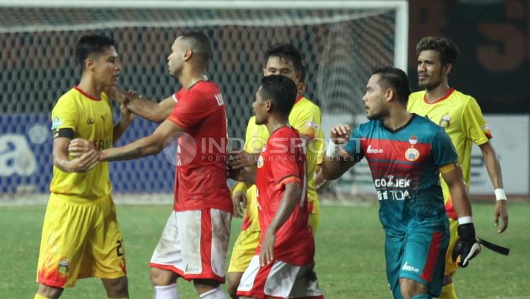 Pemain Persija Jakarta dan Bhayangkara FC bersitegang. INDOSPORT/Herry Ibrahim.