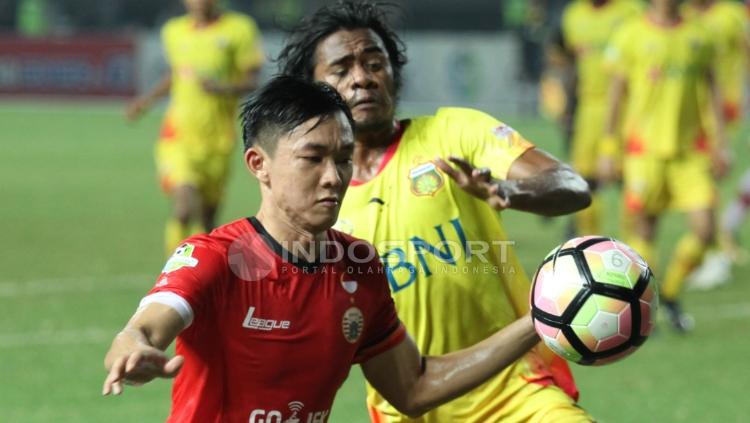 Sutanto Tan merebut bola dari pemain Bhayangkara FC. FOTO: INDOSPORT/Herry Ibrahim.