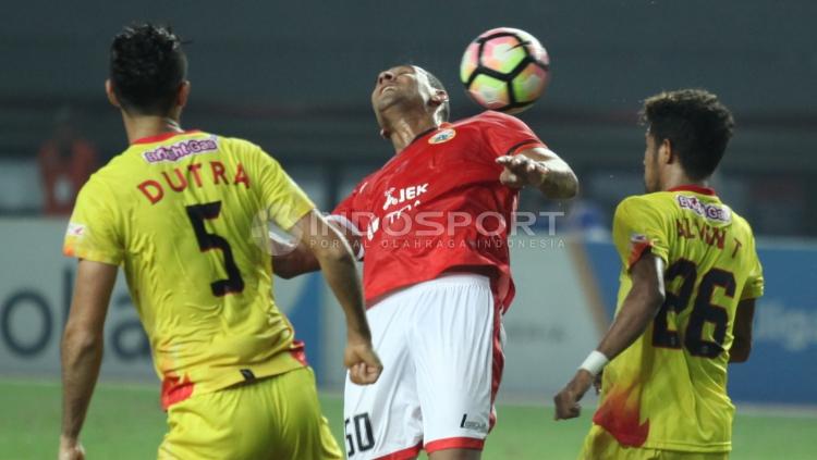 Bruno Lopes berusaha mengontrol bola dalam laga Persija Jakarta vs Bhayangkara FC. FOTO: INDOSPORT/Herry Ibrahim.