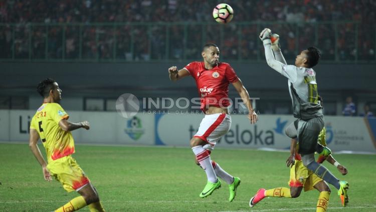 Situasi pertandingan Persija Jakarta vs Bhayangkara FC. FOTO: INDOSPORT/Herry Ibrahim.