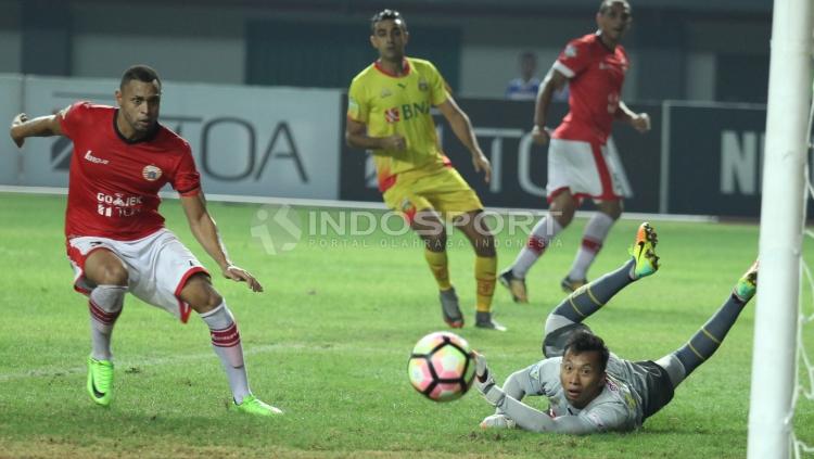 Momen ketika pemain Persija, Bruno Lopes berhasil membobol gawang Bhayangkara FC. INDOSPORT/Herry Ibrahim.