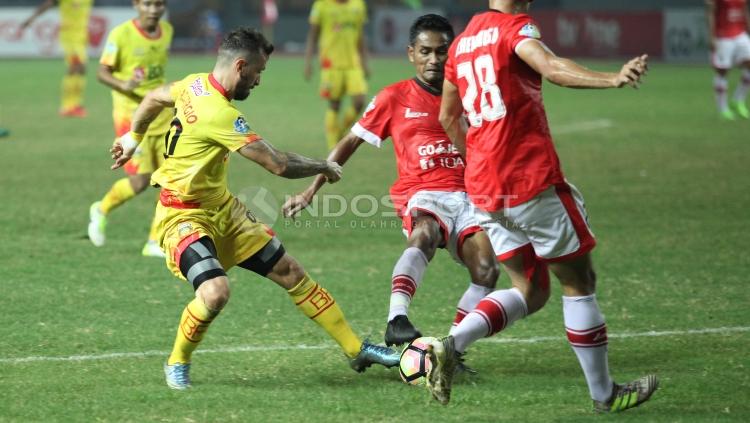 Perebutan bola antara pemain Persija Jakarta vs Bhayangkara FC. INDOSPORT/Herry Ibrahim.