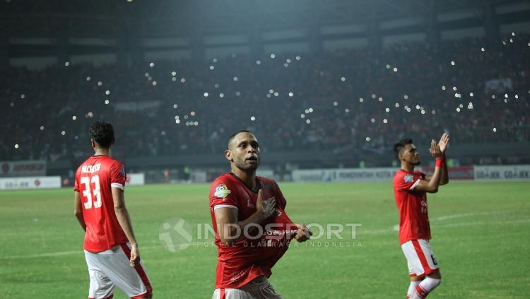 Aksi Bruno Lopes melakukan selebrasi dalam laga melawan Bhayangkara FC. FOTO: INDOSPORT/Herry Ibrahim.