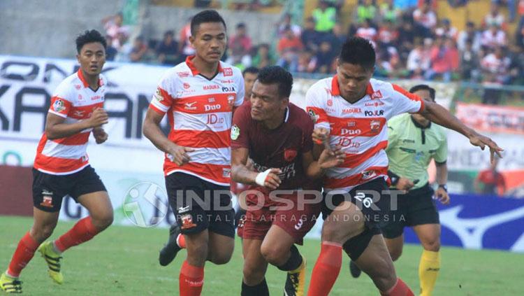 Ferdinand Sinaga ditempel ketat oleh Fachrudin Copyright: Ian Setiawan/INDOSPORT