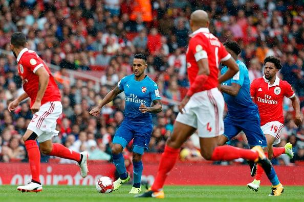 Theo Walcott berhasil mencetak brace dalam laga kontra Benfica di Emirates Cup 2017. Copyright: IAN KINGTON/AFP/Getty Images