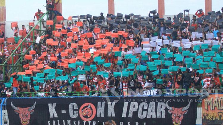 Suporter Madura United melakukan koreo dari kertas membentuk bendera Palestina. FOTO: Ian Setiawan/Soicaumienbac.cc.