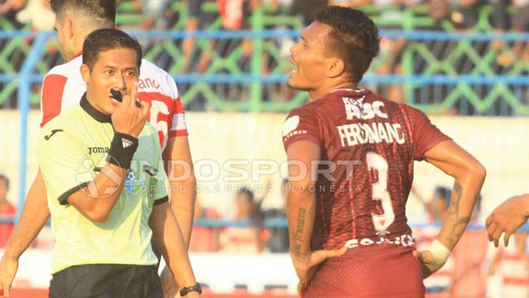 Ferdinand Sinaga melakukan aksi protes terhadap wasit. FOTO: Ian Setiawan/Soicaumienbac.cc.