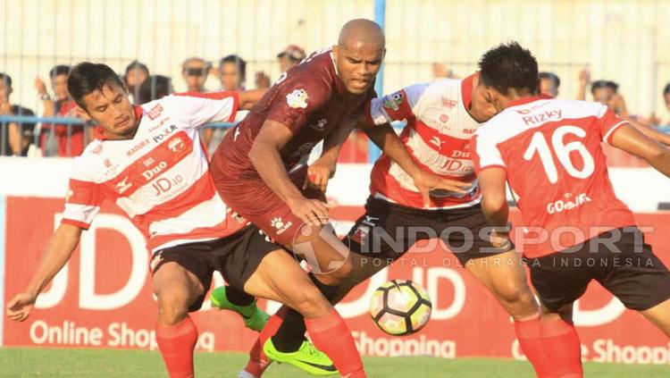 Reinaldo Elias Da Costa harus dijaga ketat oleh tiga pemain bertahan MU. FOTO: Ian Setiawan/Soicaumienbac.cc.