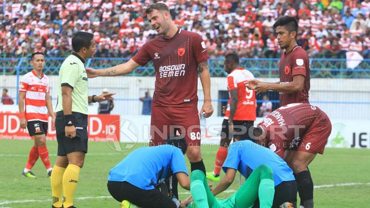 Wiljan Pluim terlihat diskusi dengan Wasit Annas Apriliandi saat terjadi pelanggaran kepada kiper PSM. FOTO: Ian Setiawan/Soicaumienbac.cc