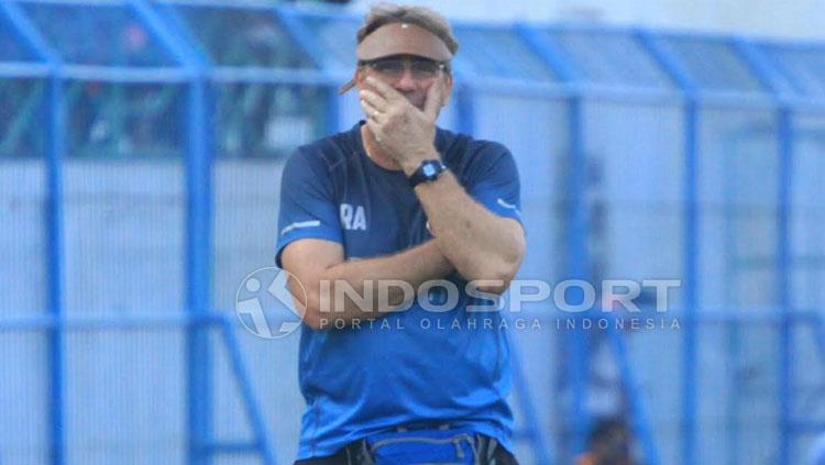 Robert Rene Alberts menatap dengan kosong, setelah tak percaya tim asuhannya gagal memaksimalkan peluang menjadi gol. FOTO: Ian Setiawan/Indosport.com