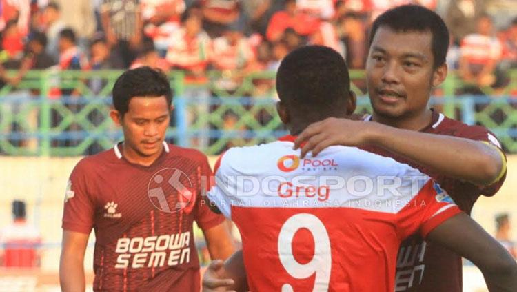 Hamka Hamzah dan Greg Nwokolo saling berpelukan. FOTO: Ian Setiawan/Indosport.com