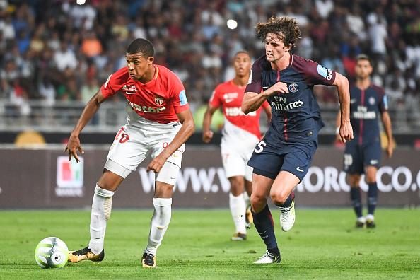 Adrien Rabiot berusaha mengejar Kylian Mbappe. Copyright: Anthony Dibon/Icon Sport