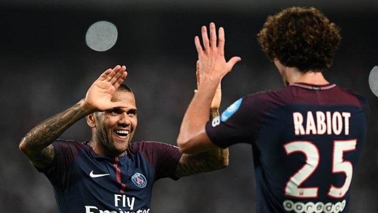 Dani Alves dan Adrien Rabiot melakukan selebrasi bersama. Copyright: FRANCK FIFE/AFP/Getty Images