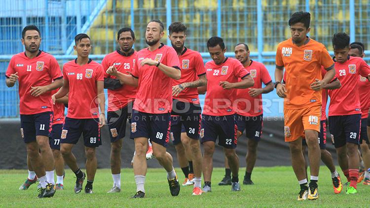 Ponaryo Astaman dan kawan-kawan Borneo FC jalani latihan jelang laga lawan Arema FC. Copyright: Ian Setiawan/INDOSPORT