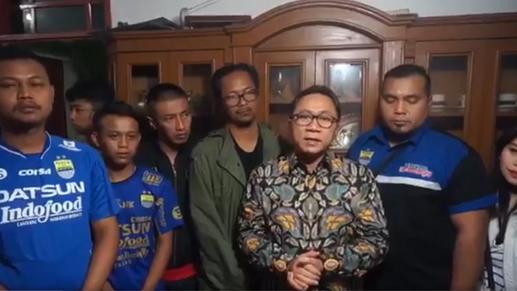 Ketua MPR RI, Zulkifli Hasan, melayat ke kediaman almarhum Ricko Andrean, korban pengeroyokan sesama Bobotoh, pendukung Persib Bandung. Copyright: Twitter/Zulkifli Hasan