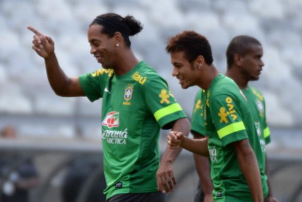 Neymar dan Ronaldinho saat latihan untuk Timnas Brasil. Copyright: INDOSPORT