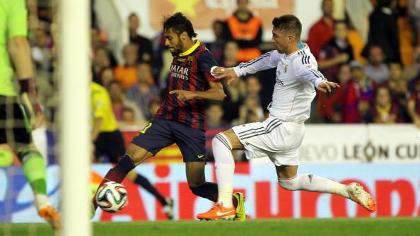 Neymar dan Sergio Ramos ketika berduel di atas lapangan. Copyright: INDOSPORT