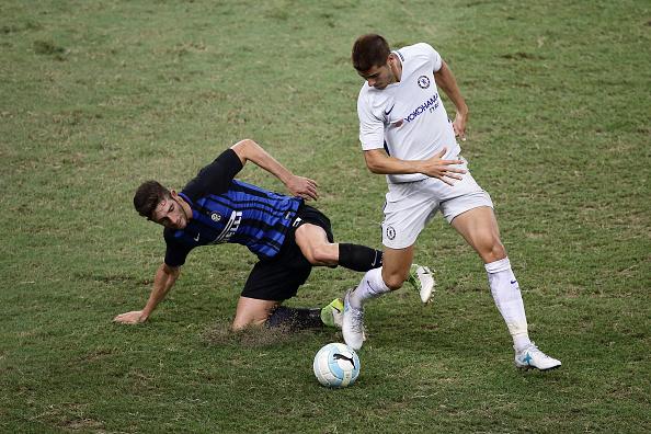 Alvaro Morata saat melewati Roberto Gagliardini, gelandang Inter Milan dalam laga pramusim. Copyright: INDOSPORT