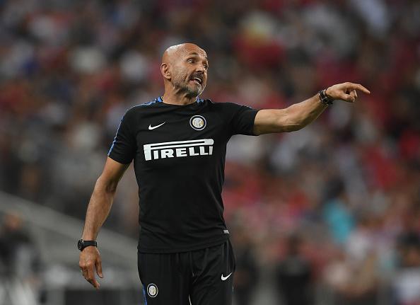 Luciano Spalletti saat memberikan arahan ke anak asuhnya dari pinggir lapangan. Copyright: INDOSPORT