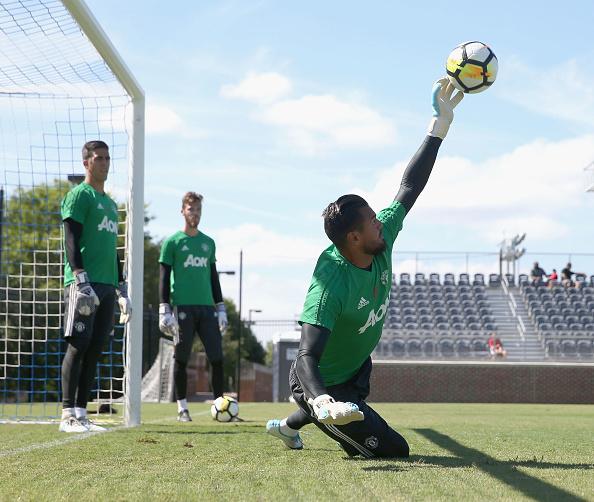 Kiper Man United sedang melakukan latihan secara bersama. Copyright: INDOSPORT