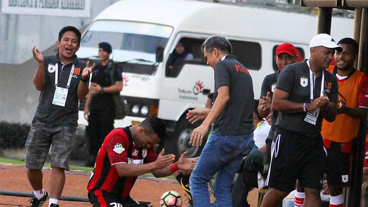 Selebrasi Addison Alves usai mencetak gol untuk Persipura Jayapura. Copyright: PT LIB