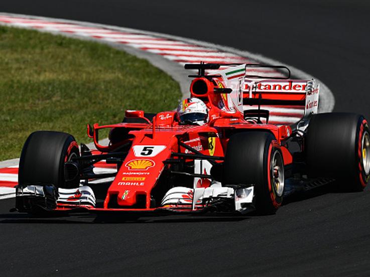 Sebastian Vettel saat berada di lintasan balap. Copyright: INDOSPORT