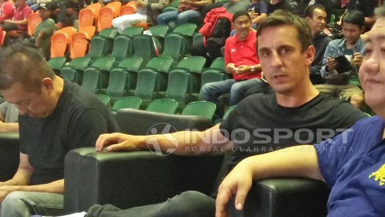 Gary Neville tertangkap kamera tengah menyaksikan laga PS TNI melawan Semen Padang. Copyright: Zainal Hasan/Indosport